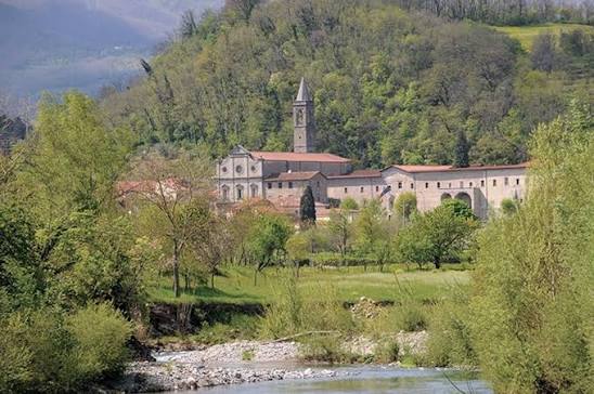 Una nave che tiene la barra dritta nonostante le acque difficili dei giorni nostri