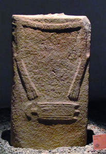 La statua stele “Canossa” venuta alla luce nei pressi del cimitero del paese nel 1972