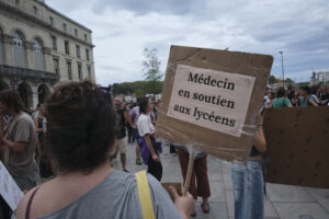 Francia, il 6 ottobre 2026: una folla numerosa si riunisce per una manifestazione pacifica di studenti e sindacati nel centro di Bayonne